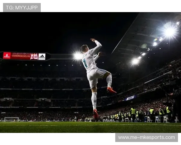 C罗在赛场上挥洒汗水，展现无与伦比的足球技艺与拼搏精神