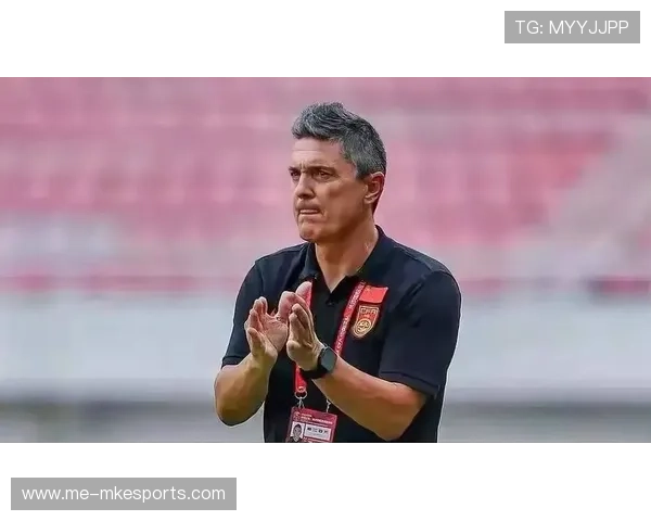 中国足球主播换球星背后：从解说台到绿茵场的奇妙转变