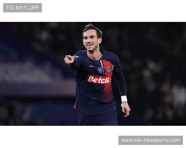 球星足球场外穿衣走秀 展现个性魅力与时尚风采